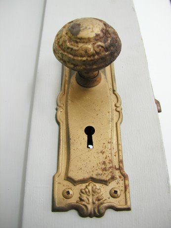 [LuckyOliver-323455-blog-rusty-vintage-doorknob.jpg]