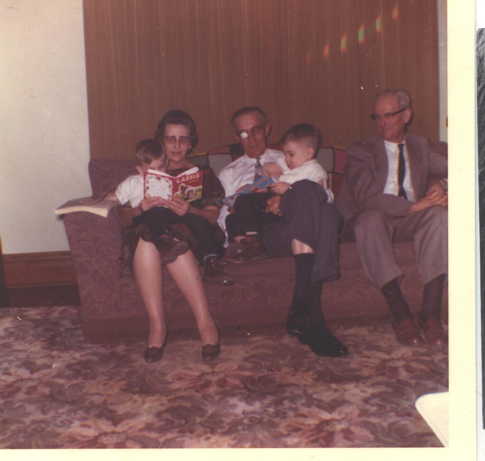 [twins+and+grandparents.jpg]