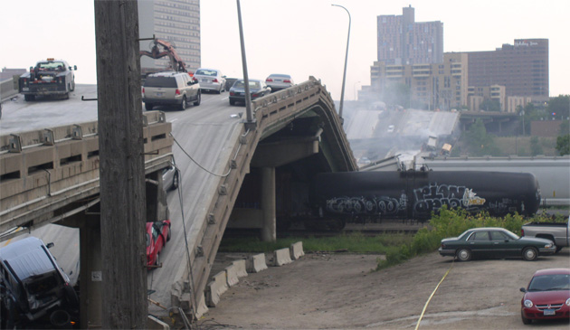 [i35-bridge-collapse-630.jpg]