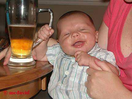 [funny-babies-holding-a-beer1.jpg]