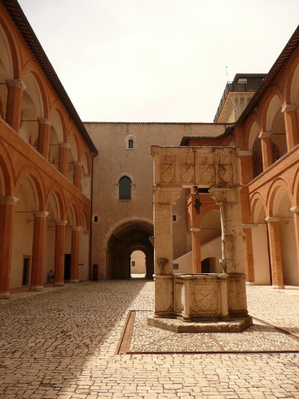 [Courtyard,+Catello+Albornoziana.JPG]