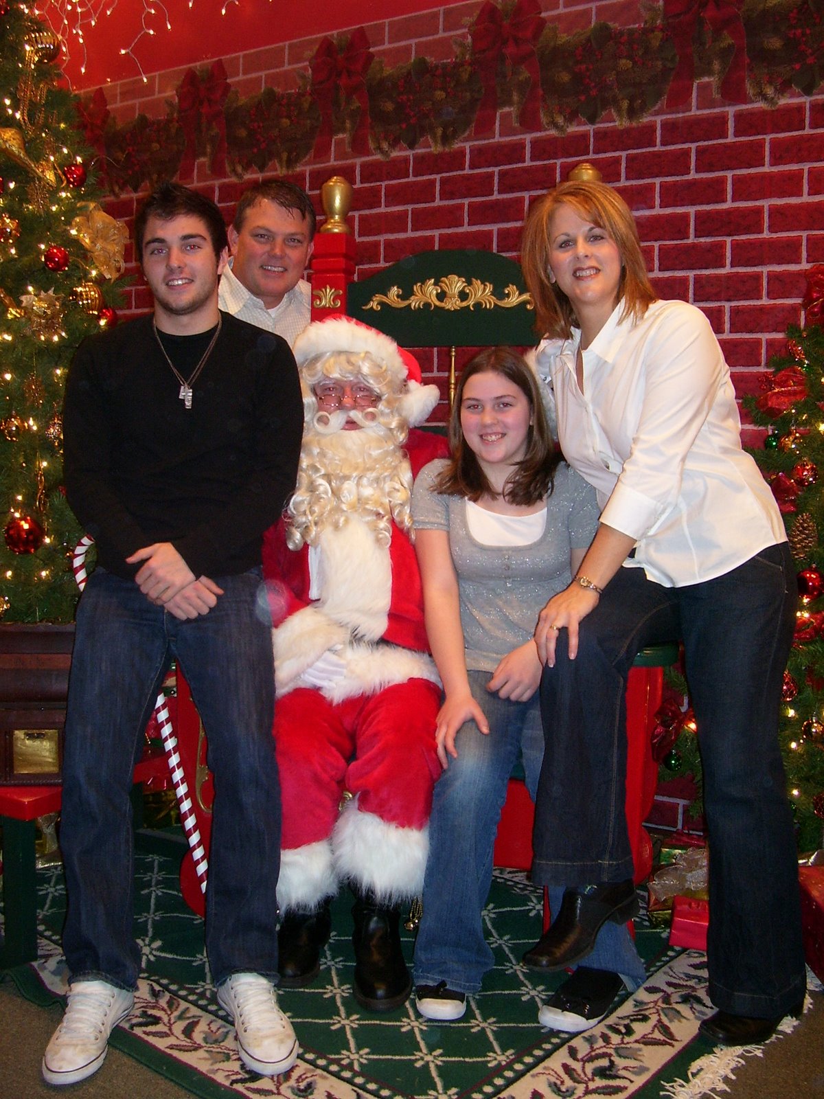 [Family+with+Santa.jpg]
