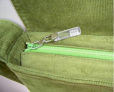 [new+zipper+pull+on+Day+Bag.jpg]