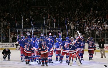 Rangers salute fans after sweeping Thrashers - April 17, 2007
