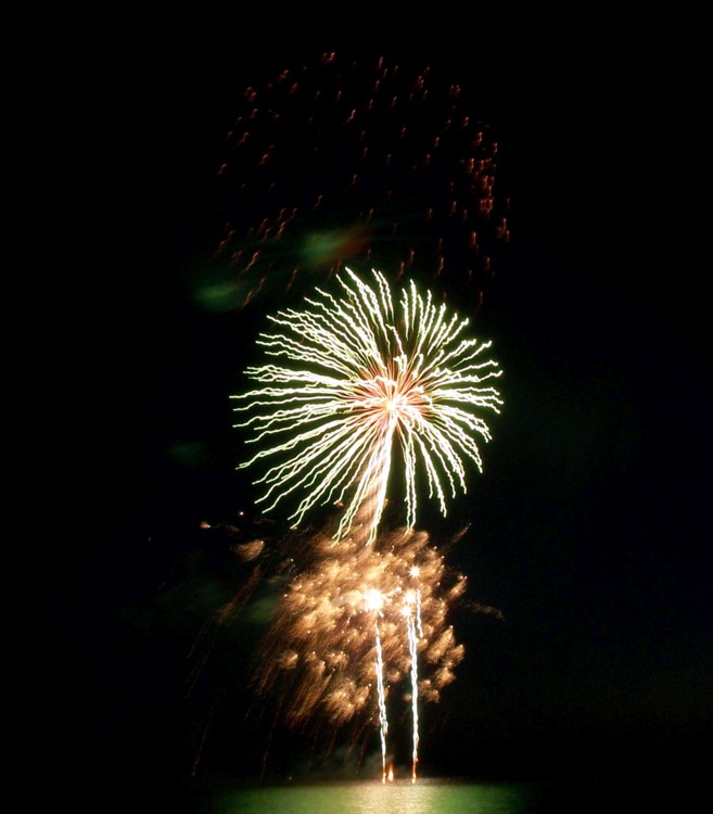 [June+30+-+Fireworks+in+GoderichR3.jpg]