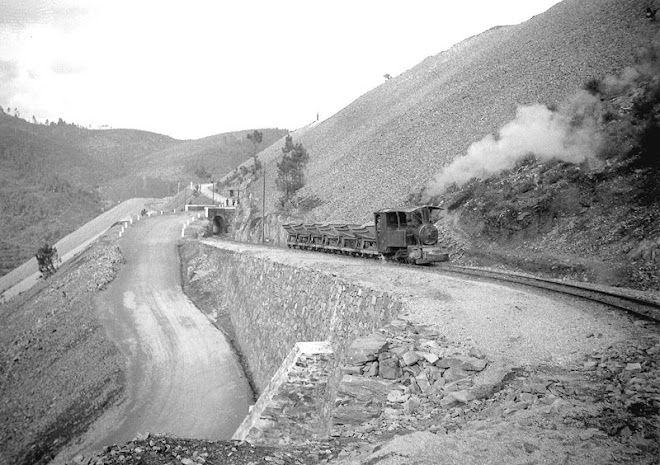 89- Locomotiva puchando vagonetas com 'ganga' para o aterro