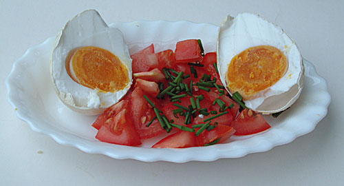 [salted-egg-with-tomatoes.jpg]
