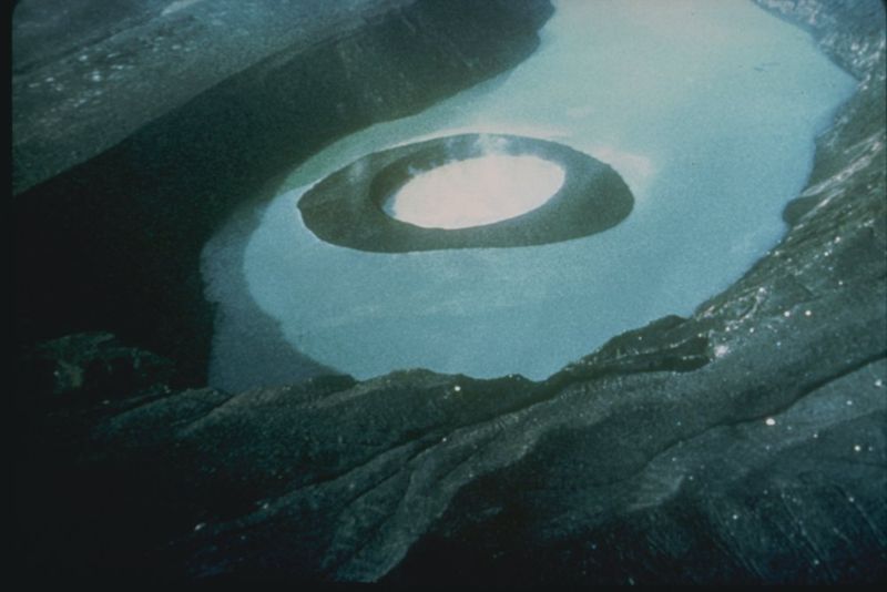 [800px-Taal_volcano_crater.jpg]
