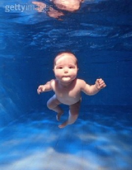 [bebe+a+nadar+sozinho.jpg]