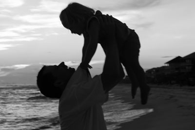 [father_daughter_beach.jpg]