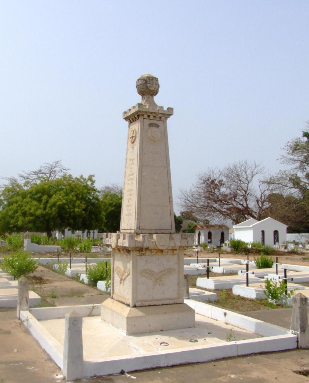 [Guine_Bissau_Cemiterio_Talhao_Militar_Abr2006_HC_11107.JPG]