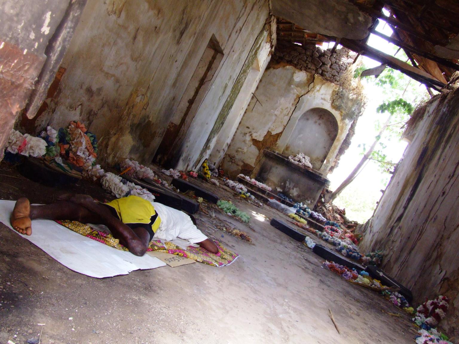 [Guine_Bissau_Cemiterio_Capela_Abril_2006_HC_11+114.JPG]