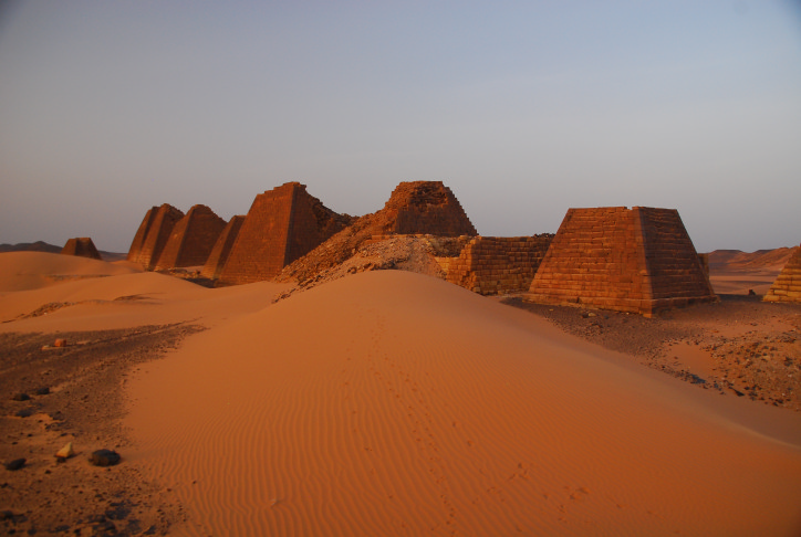 Piramidy w Meroe w Sudanie