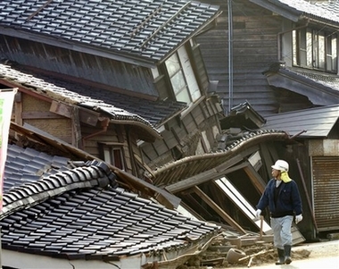 [house+collapse+Niigata+070716.jpg]