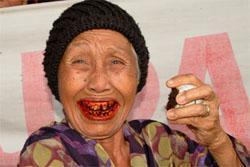 [betel+nut+chewing+old+woman.jpg]