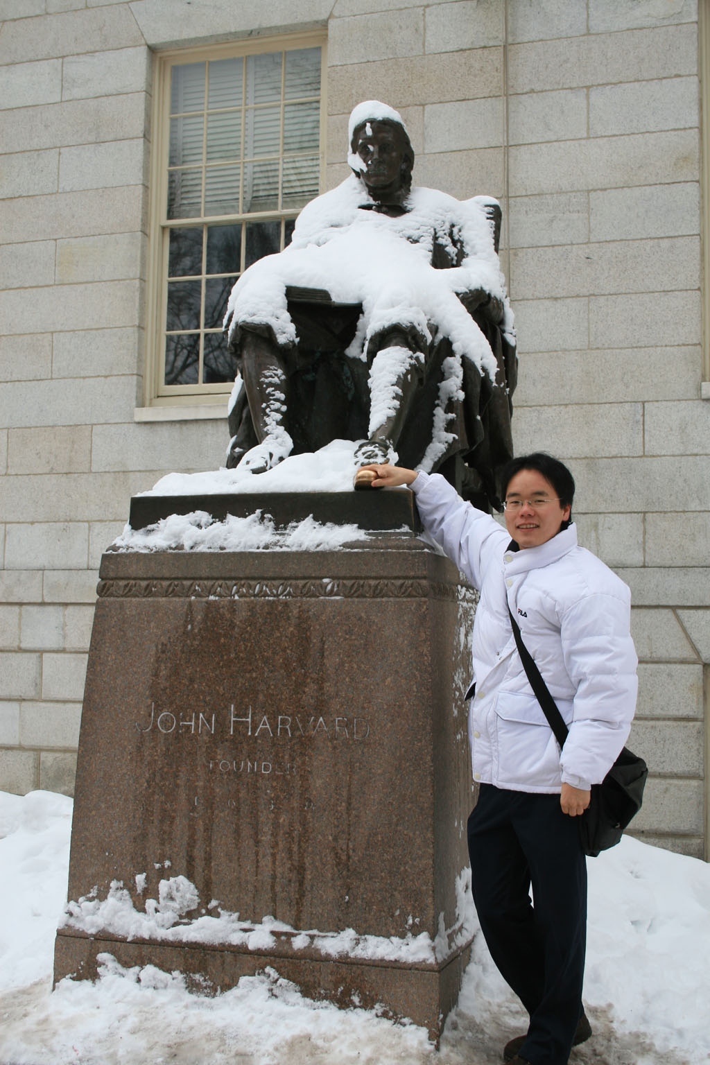 [04.John+Harvard+Statue.jpg]