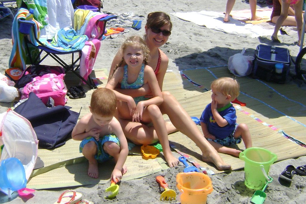[0708+Trip+Beach+C+Mom+kids11.jpg]