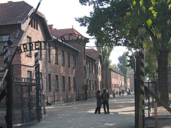 [entrance-gate-Auschwitz-1.jpg]