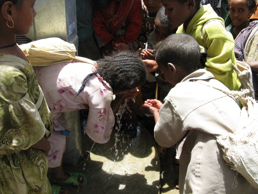 [Seyabo+Children+enjoy+water.jpg]