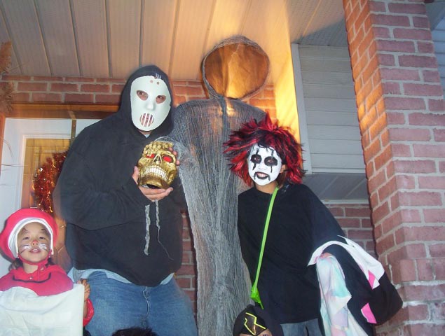 [Halloween-James+and+the+kids+2007.jpg]