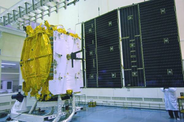 [INSAT-4CR undergoing solar panel deployment test-0ne more view.jpg]
