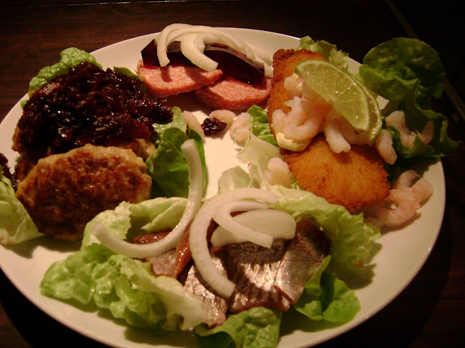 Rugbrød, Sild i eddike+onions, Frikadeller+Rødkål, Fisk*Stegte* Salami top med løg
