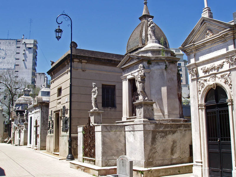 [800px-Buenos_Aires-Recoleta-Cementery-P2090035.JPG]