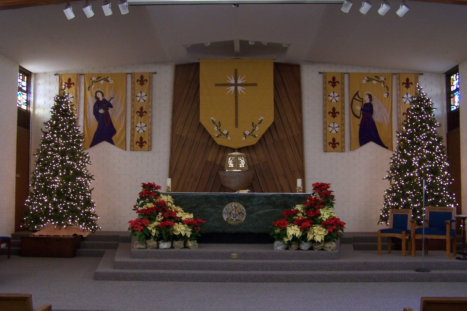 [Christmas+banners+in+the+church.jpg]