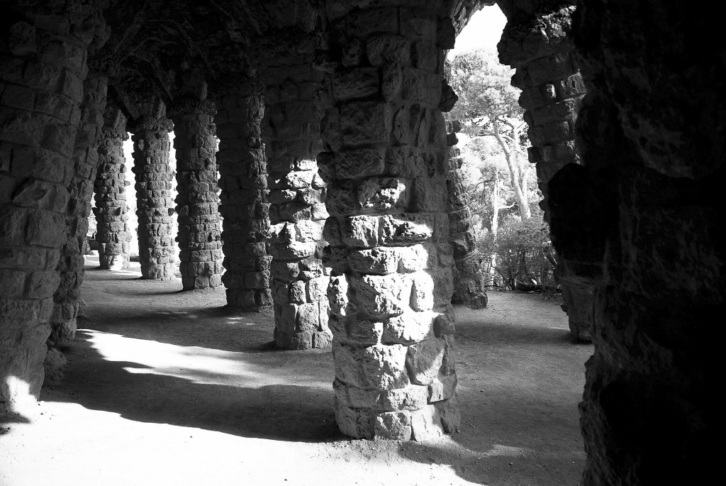 [Crooked+pillars+at+Parc+Guell+(Black+and+white001.JPG]