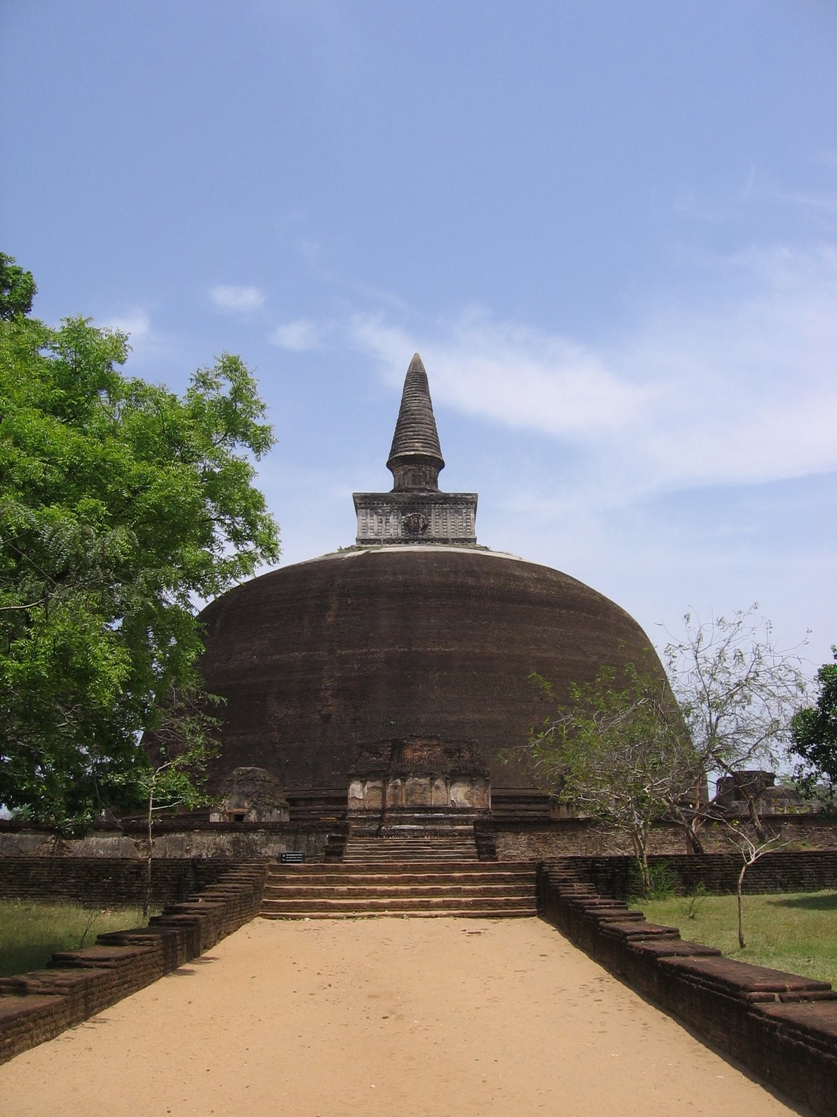 [Pollonaruwa+Stupa.JPG]