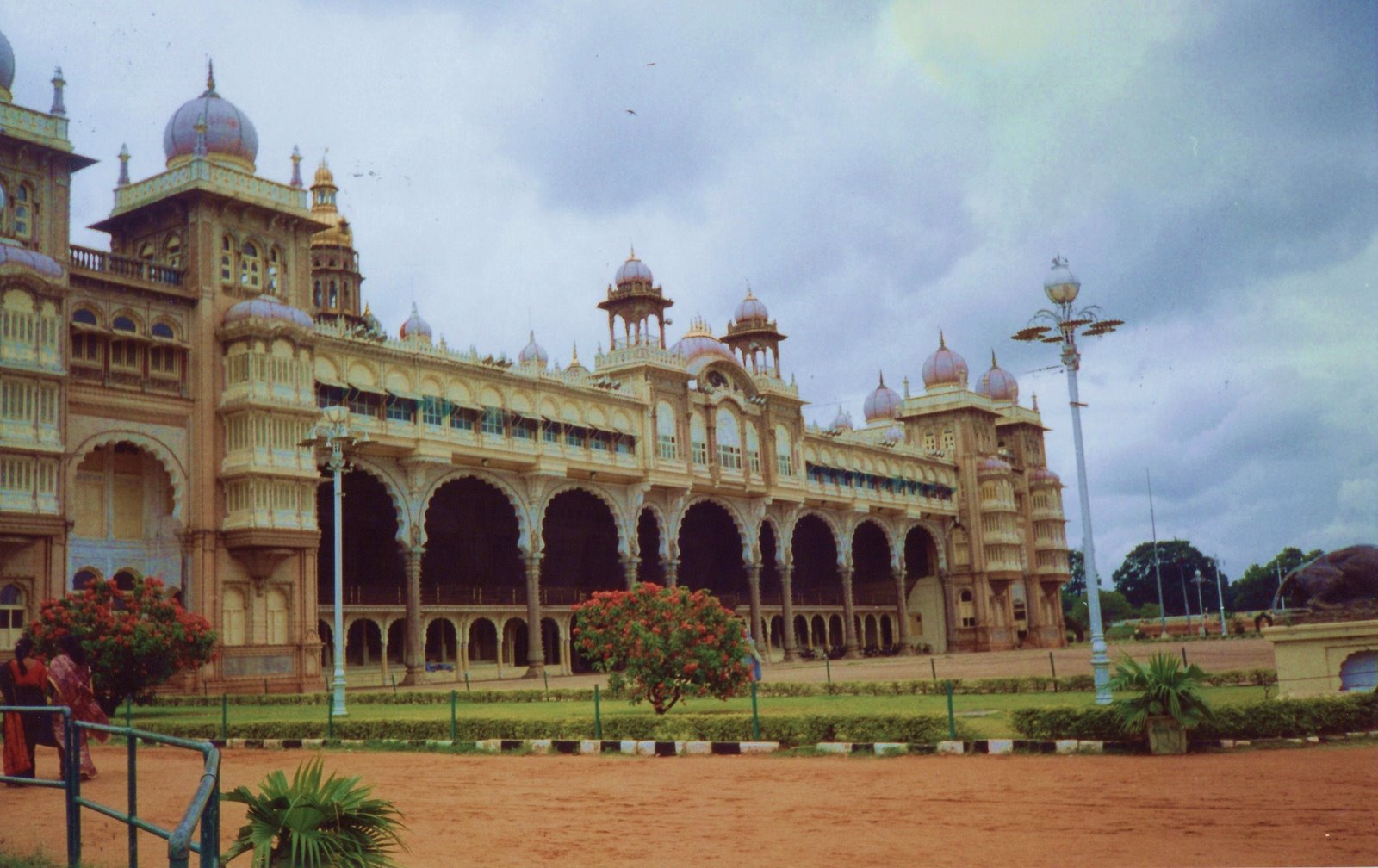 [IMG_0159-palace-mysore.jpg]