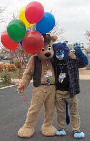 [180px-GR_MFF2006_Fursuiters_BJ_Buttons_and_Cobalt_balloons.jpg]