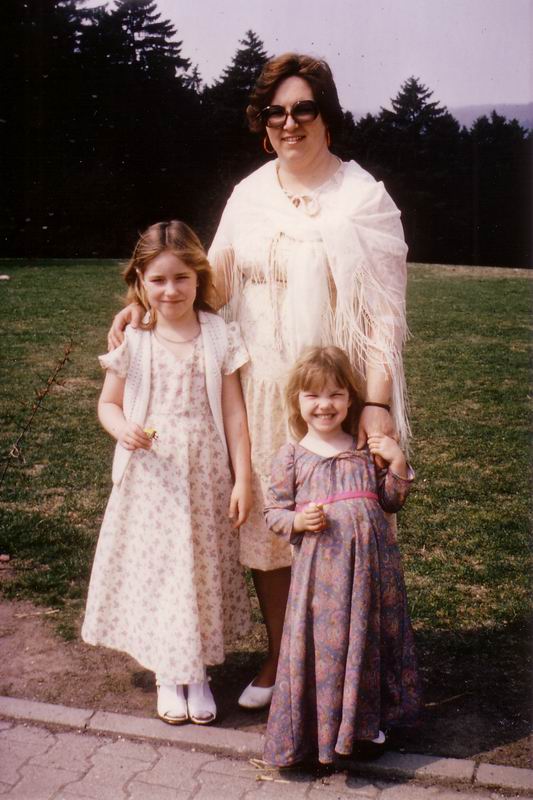 [1979ish+Mom,+Becky,+Susie.jpg]