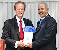 NLEOMF Chairman Craig W. Floyd presents Iraqi Minister Bulani with a commemorative gift.