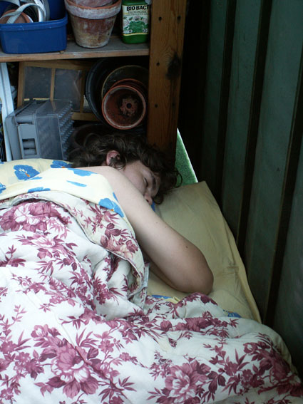 [Anders+sover+pÃ¥+balkongen+juni-06.jpg]