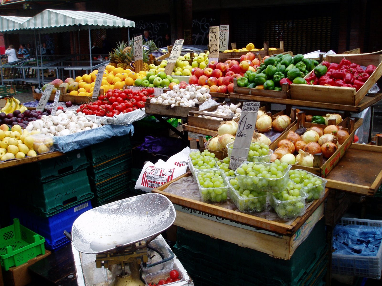[fruits+and+veggies+at+farmers+market.JPG]