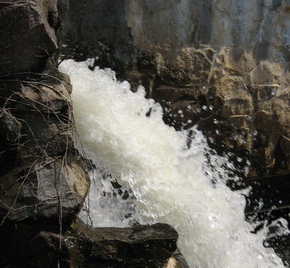 [4-2-08+RKM+Waterfall.JPG]