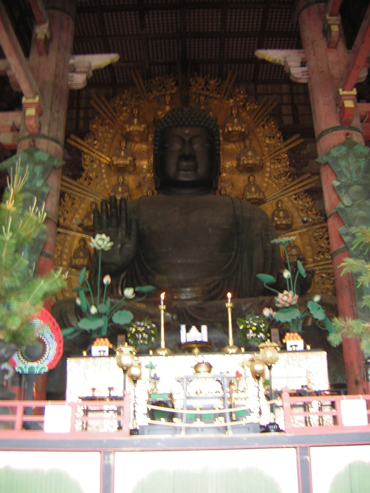 [Huge+buddha+from+front.JPG]