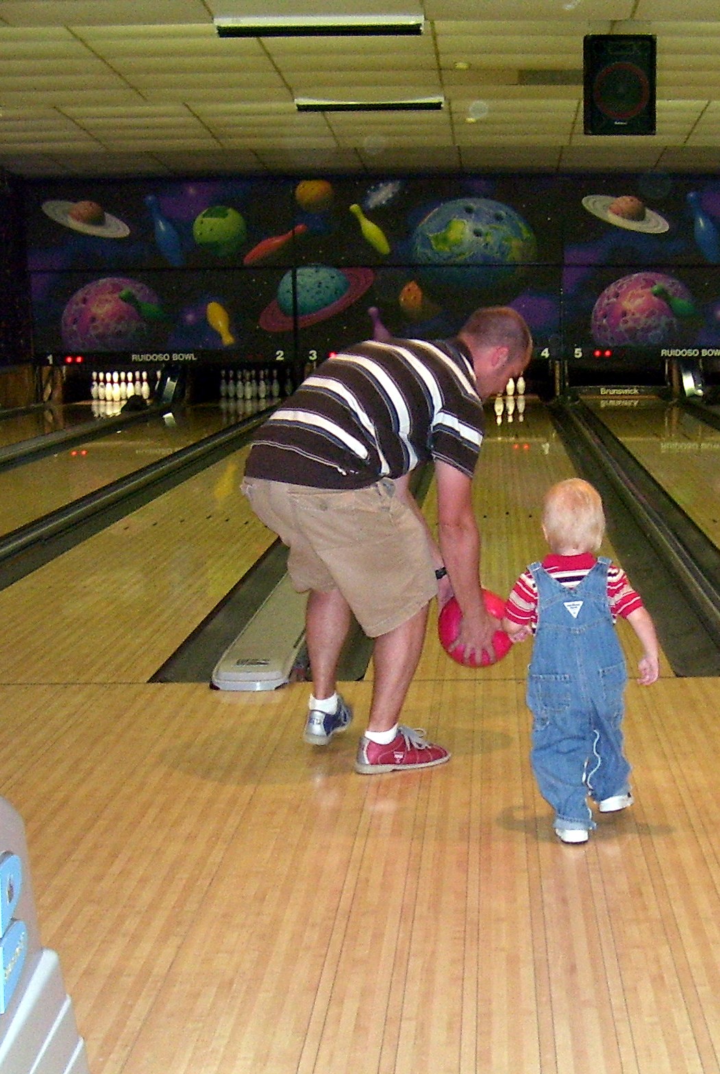 [bowling+with+daddy.jpg]