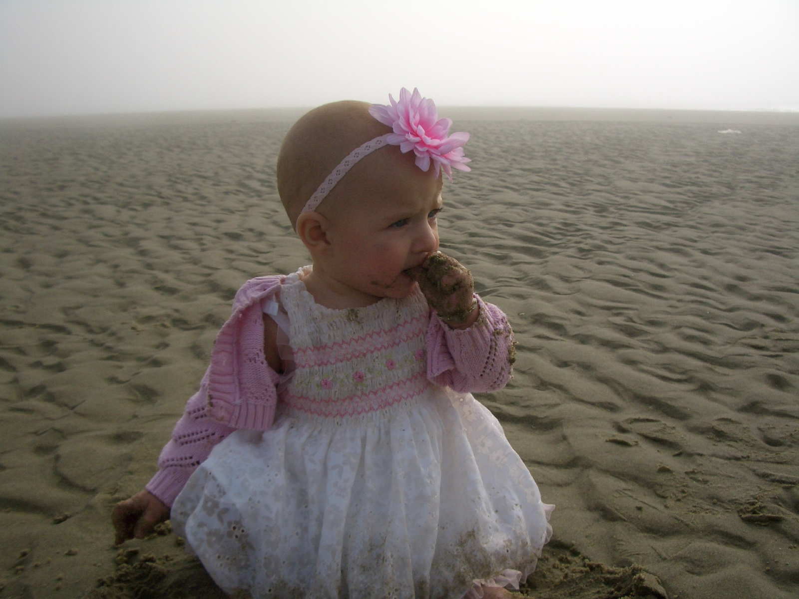 [Ella+first+time+to+the+beach+and+other+stuff+110.JPG]