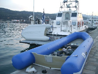 Un gommone sequestrato dalla Guardia costiera a Samos. A bordo camere d'aria e pannolini