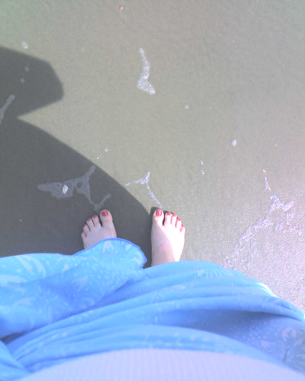 [feet+in+sand+.jpg]