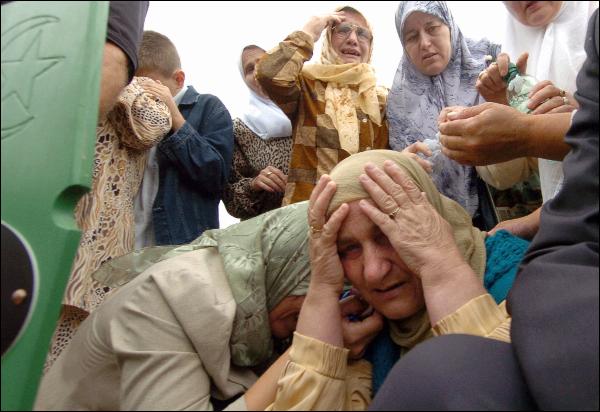 [Srebrenica+massacre+mothers+survivors.jpg]