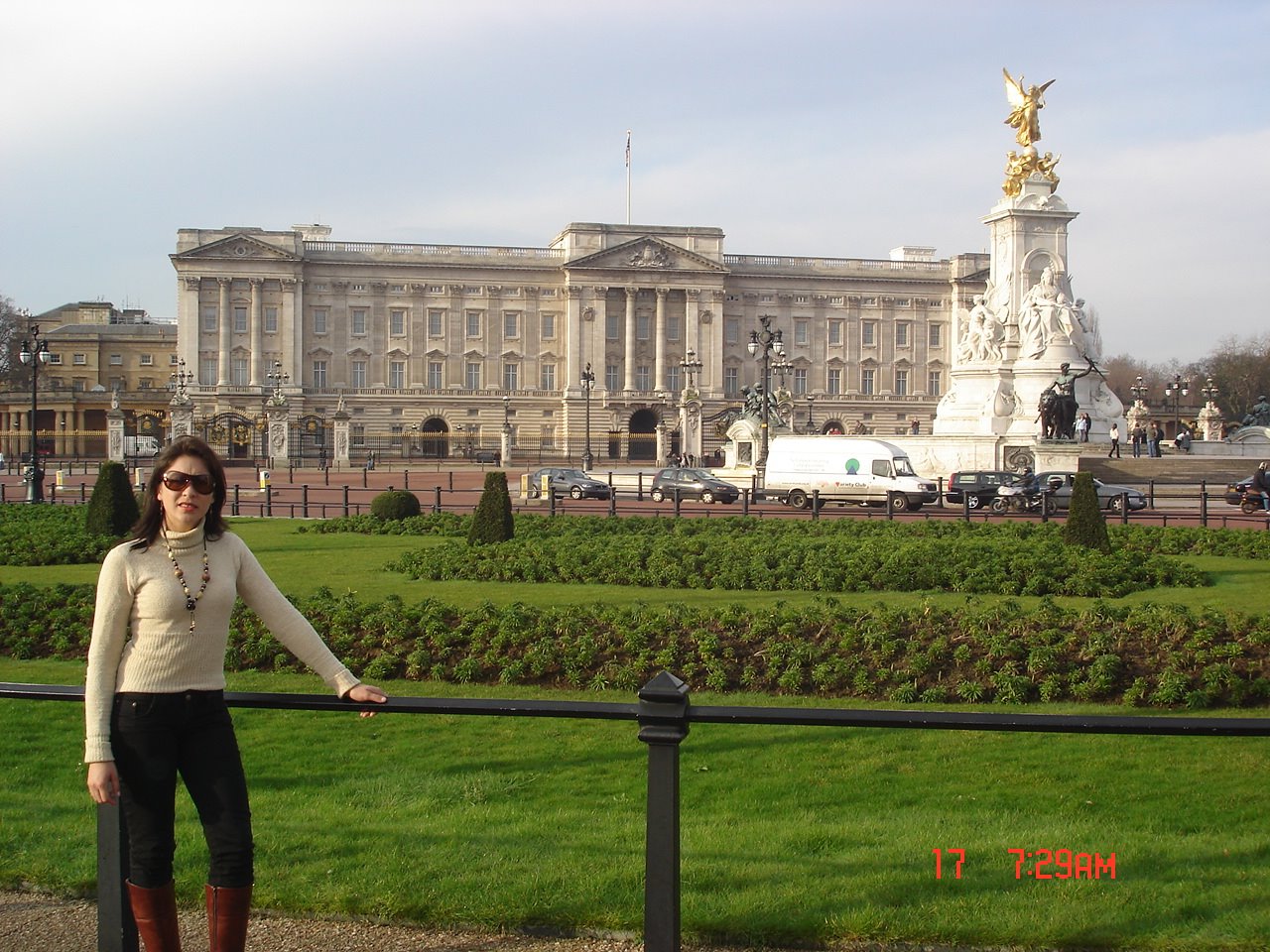 [Buckingham+Palace+Ruth+3.JPG]