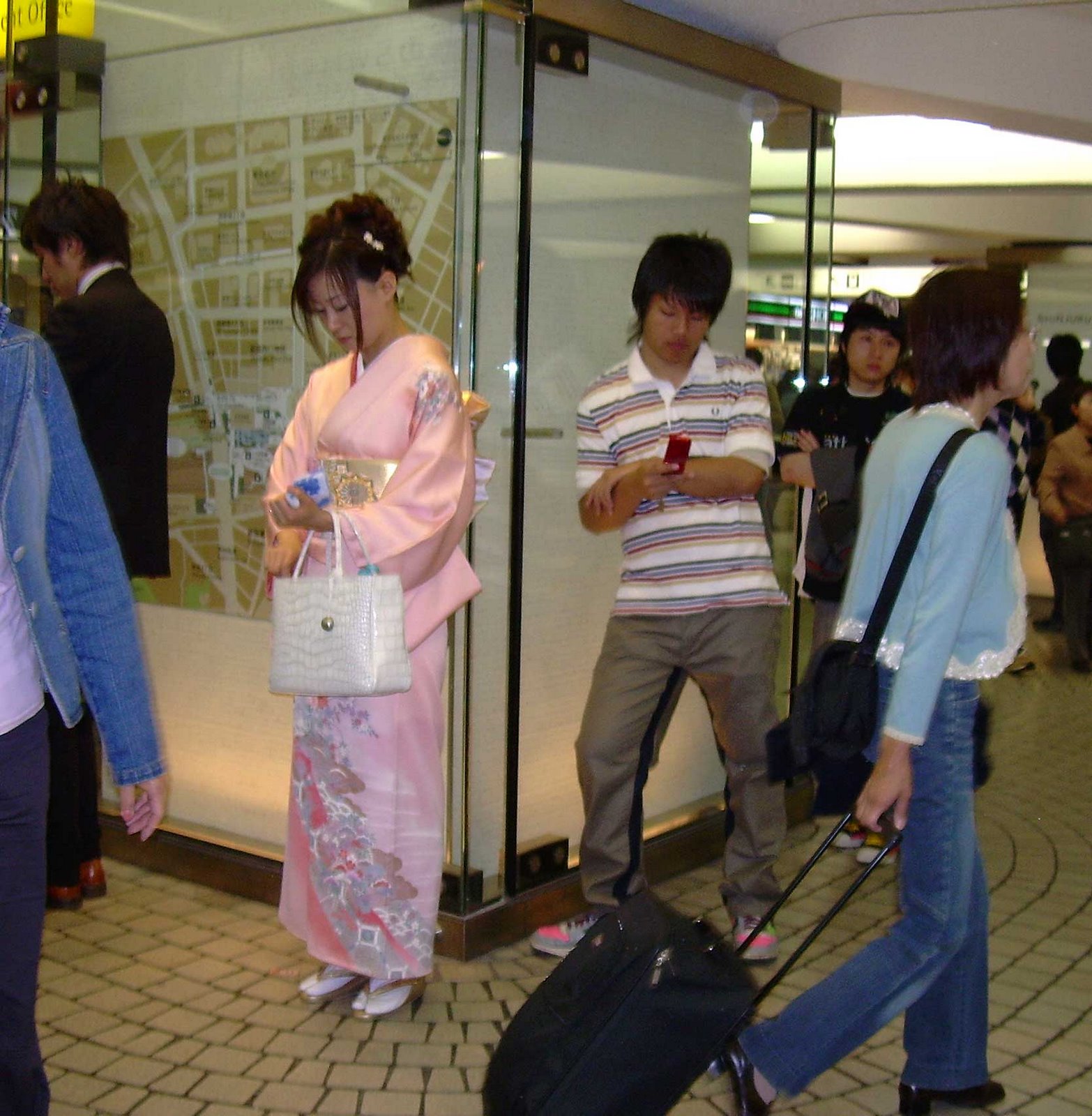 [01-ady-in-kimono-in-station.jpg]