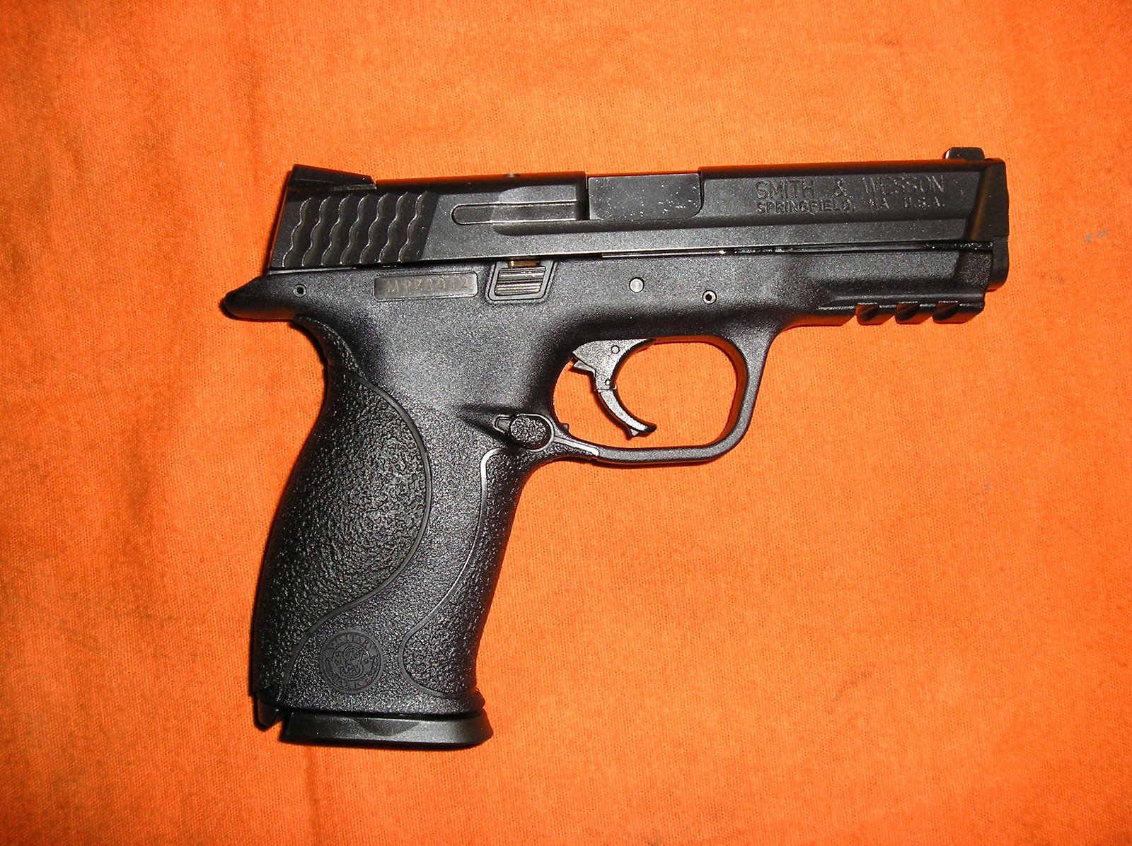 [S&W+Military+and+Police+Cal.+.40+S&W.JPG]