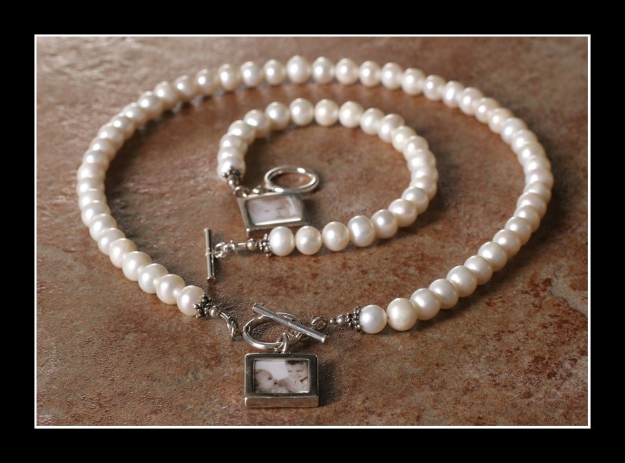 [White+Pearl+Necklace+and+Bracelet2.jpg]