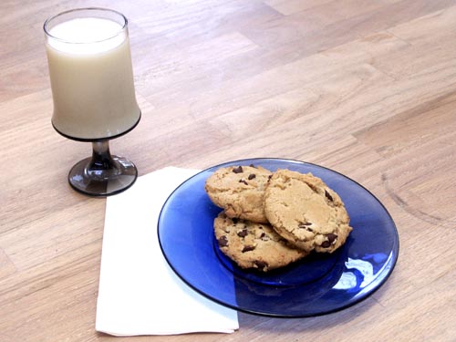 [chocolate-chip-cookies-milk.jpg]