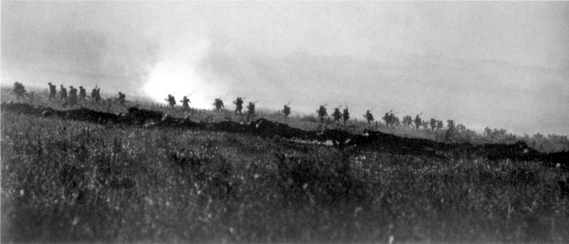[800px-Tyneside_Irish_Brigade_advancing_1_July_1916.jpg]