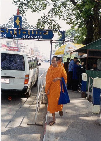 [Myanmar+Monk.JPG]